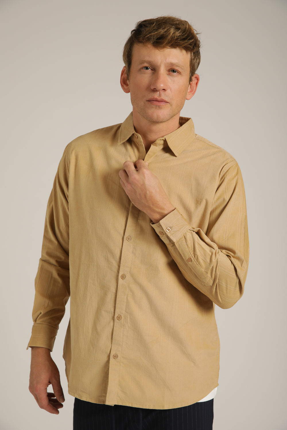 חולצה מכופתרת בעיצוב פסים עדינים | קנת קול