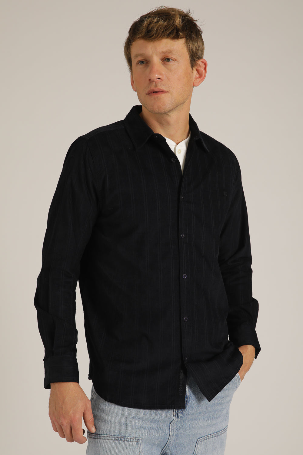 חולצה מכופתרת בעיצוב פסים עדינים | קנת קול