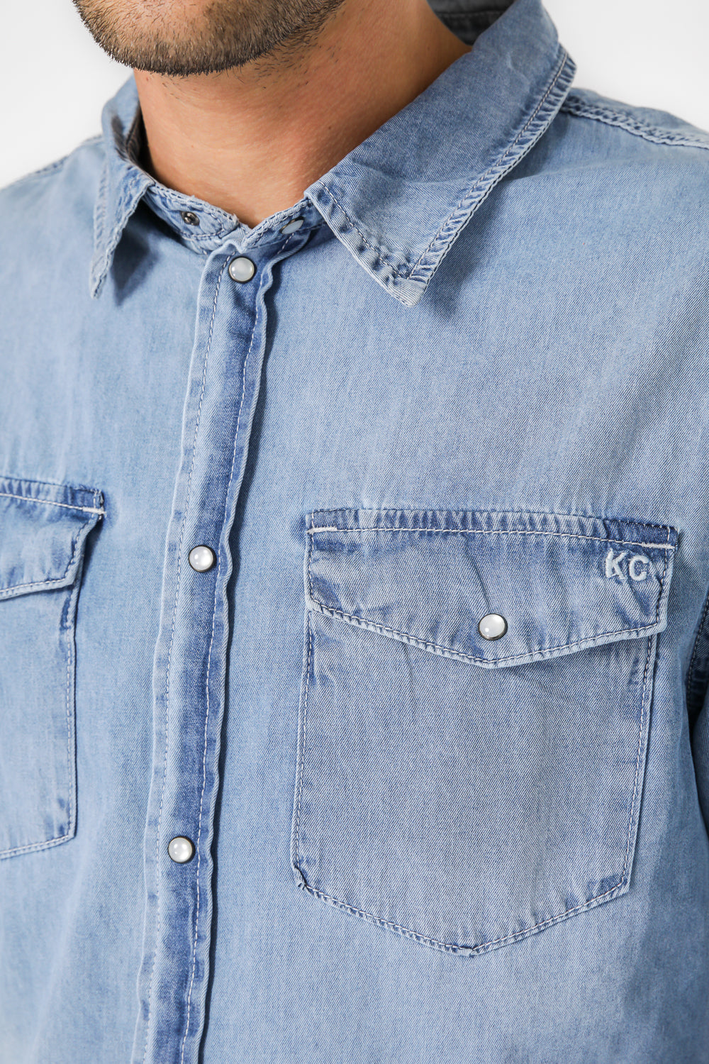 חולצת ג'ינס מכופתרת בצבע כחול בהיר