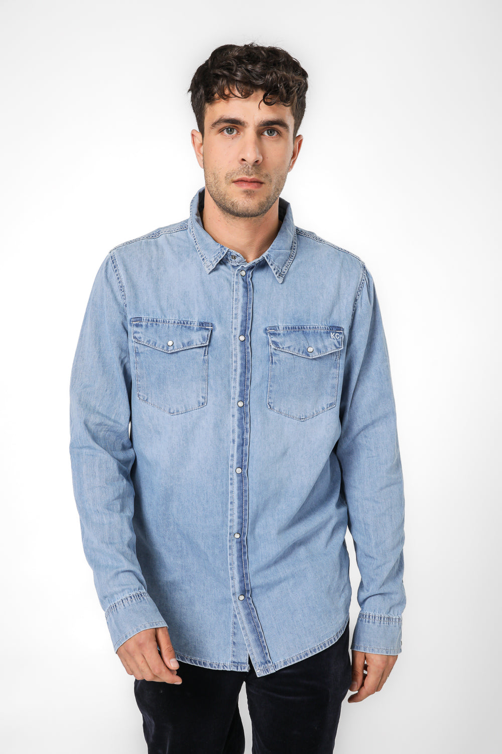 חולצת ג'ינס מכופתרת בצבע כחול בהיר