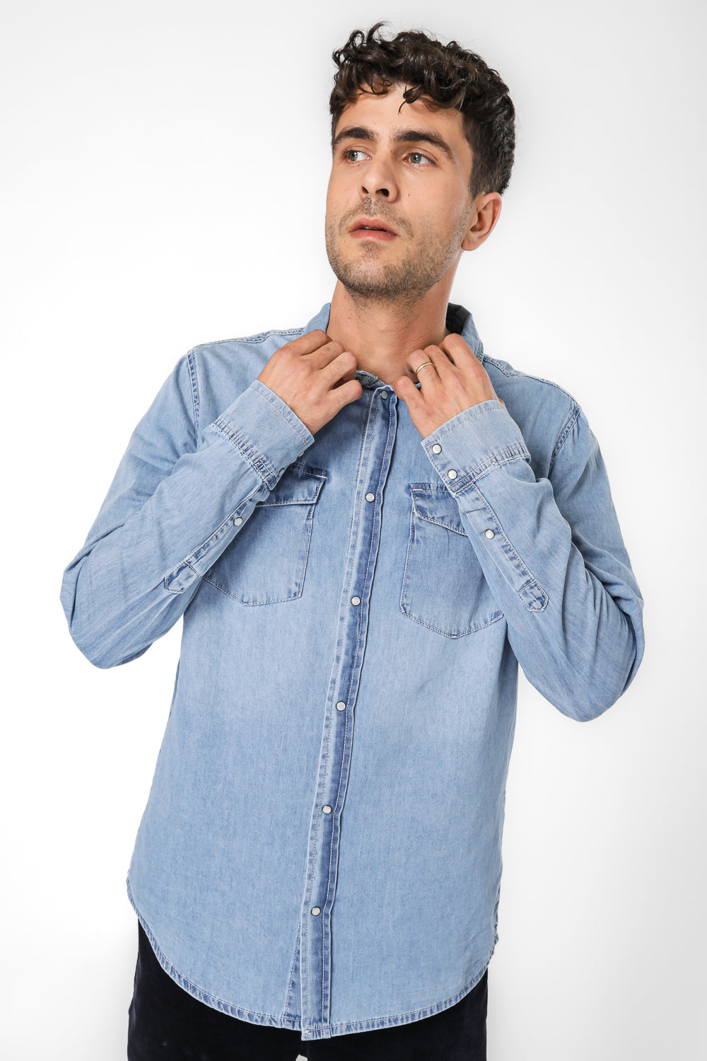 חולצת ג'ינס מכופתרת בצבע כחול בהיר