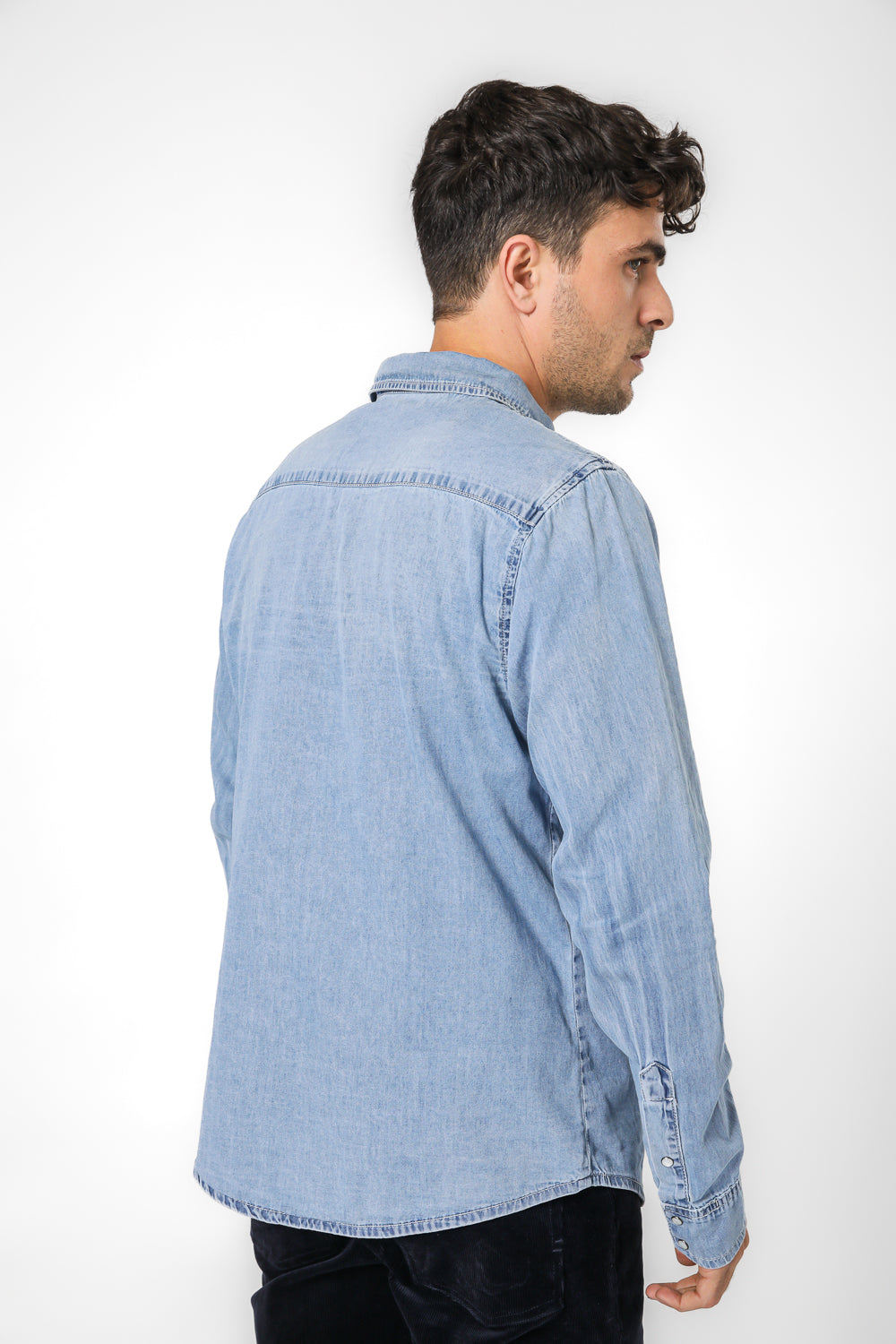 חולצת ג'ינס מכופתרת בצבע כחול בהיר