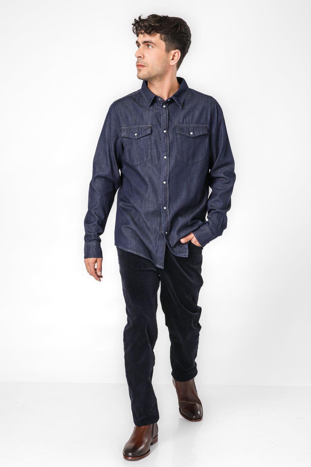 חולצת ג'ינס מכופתרת בצבע כחול כהה