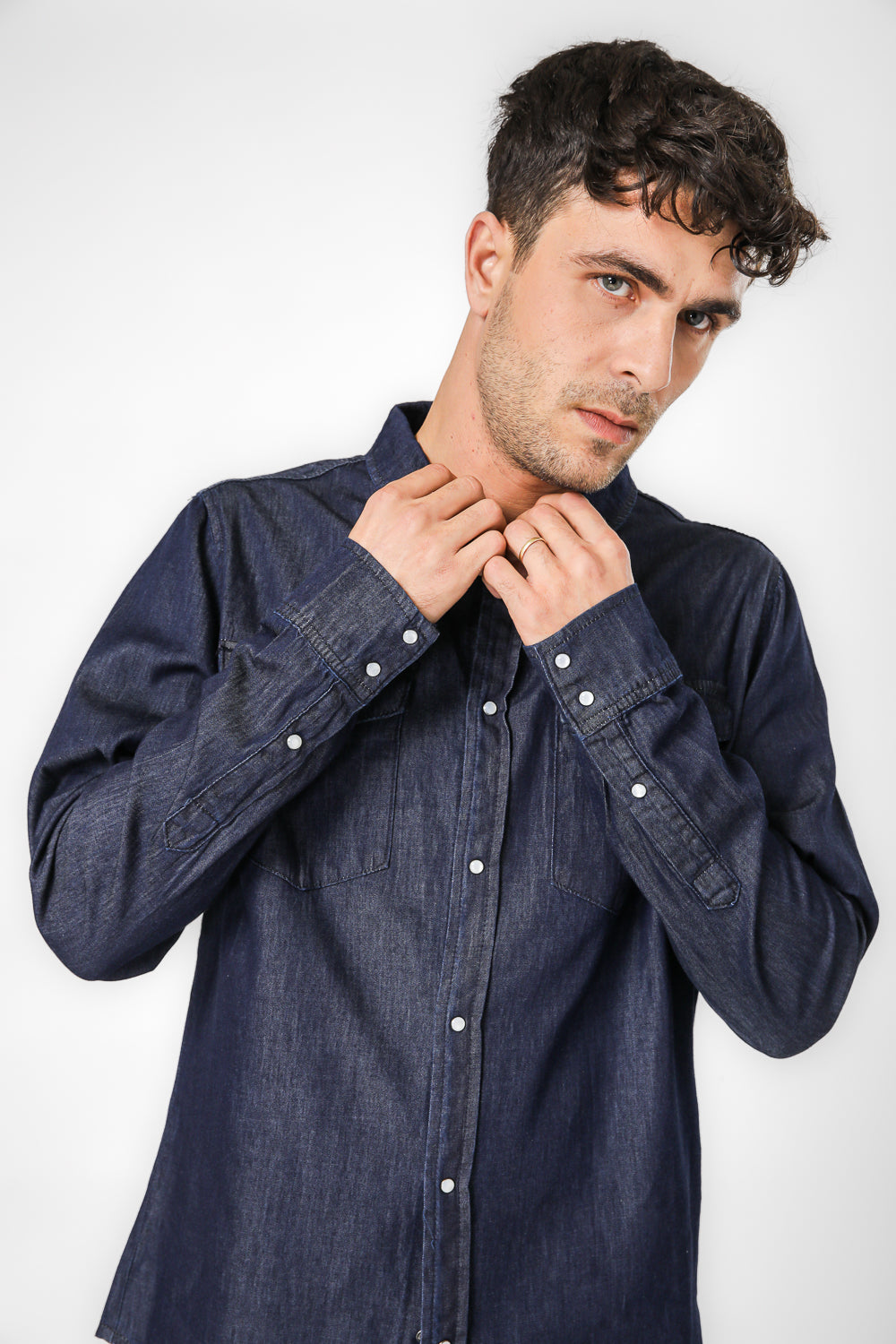 חולצת ג'ינס מכופתרת בצבע כחול כהה