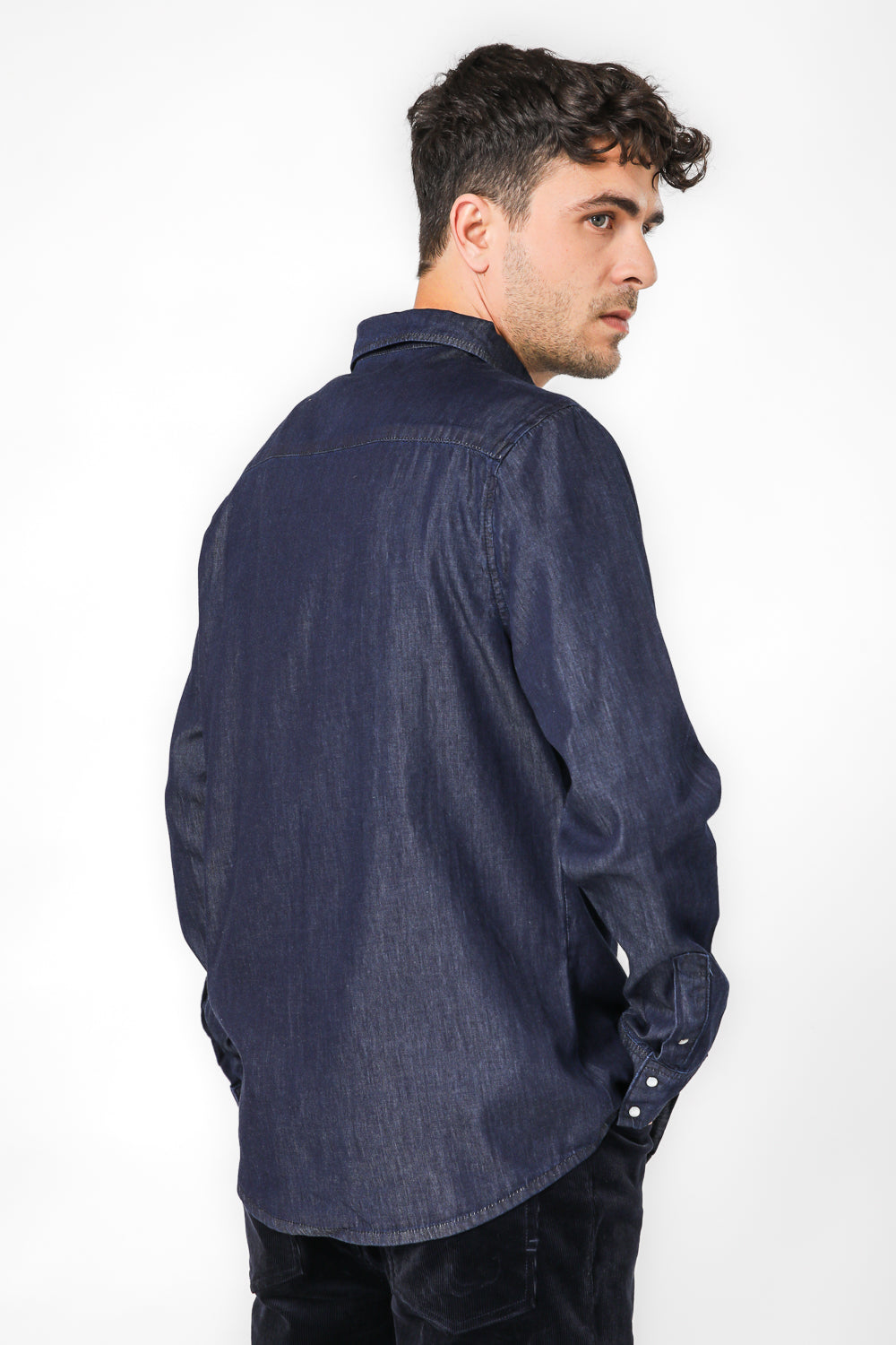 חולצת ג'ינס מכופתרת בצבע כחול כהה