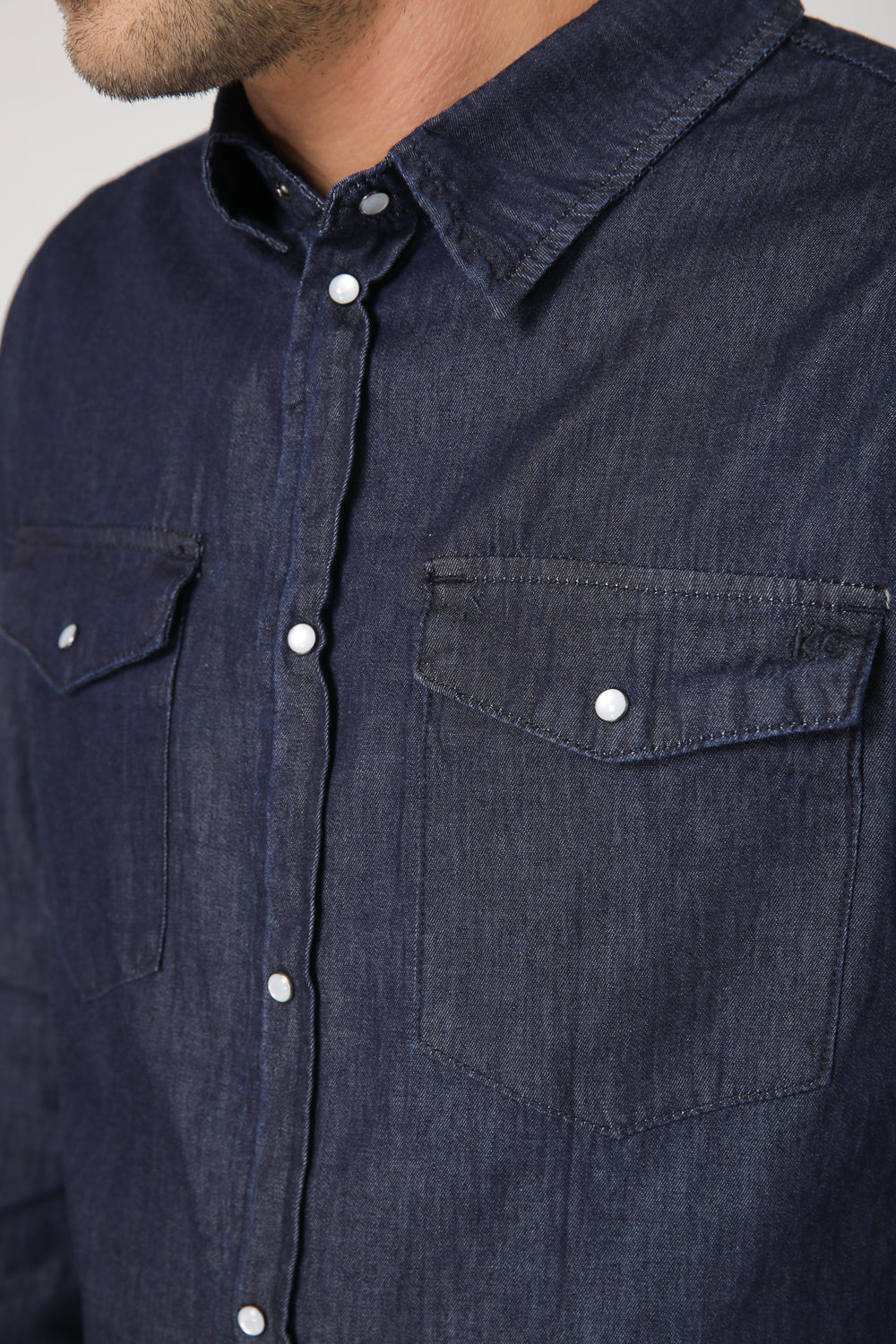 חולצת ג'ינס מכופתרת בצבע כחול כהה