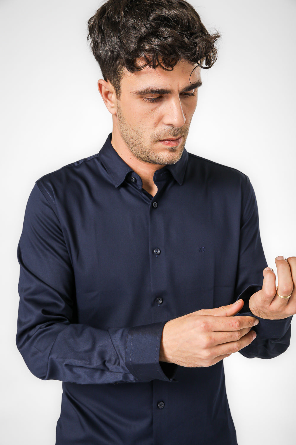 חולצה מכופתרת בגזרת סלים | קנת קול