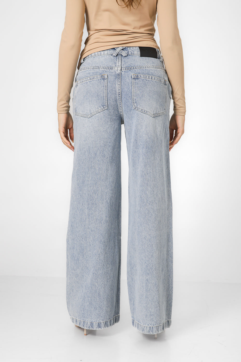 מכנסי ג'ינס בגזרה רחבה