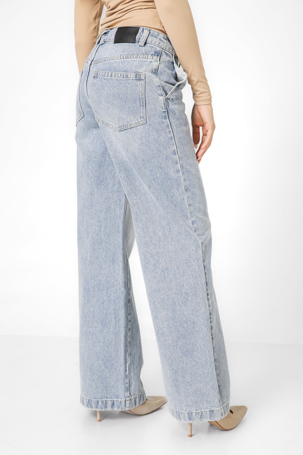 מכנסי ג'ינס בגזרה רחבה