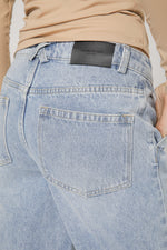 מכנסי ג'ינס בגזרה רחבה