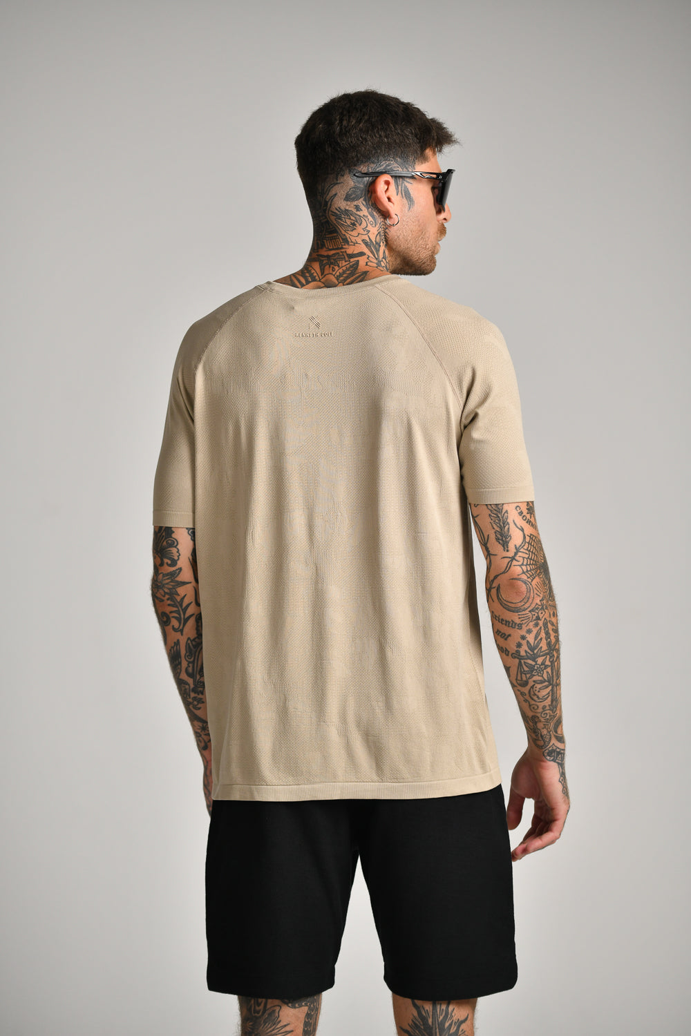 חולצת סימלס רגלן שרוול קצר בצבע בז'