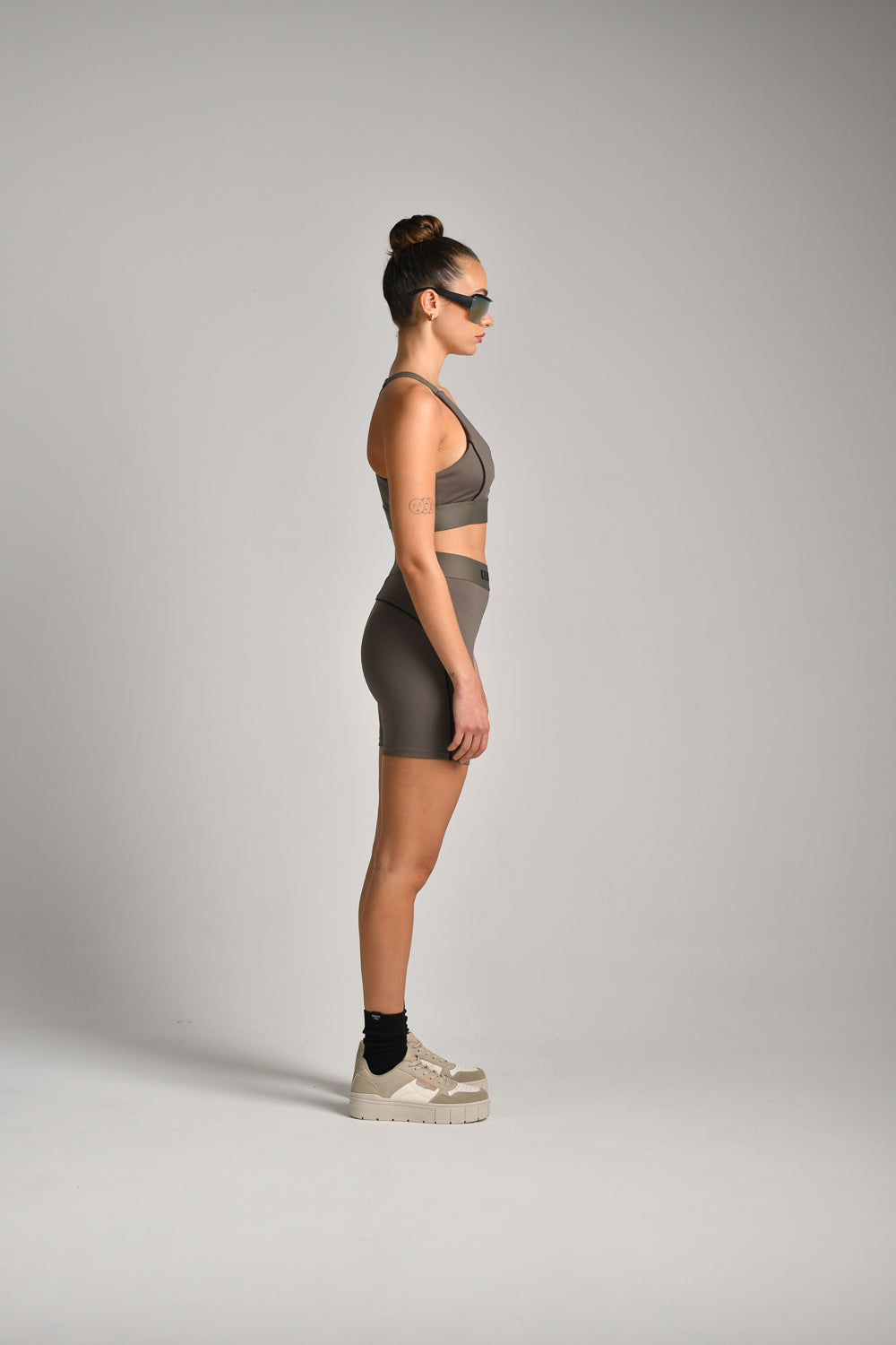 גוזייה עם סרט פספוס בתפרי פרי בצבע אפור