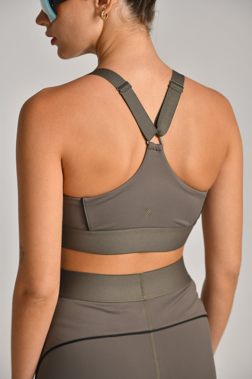 גוזייה עם סרט פספוס בתפרי פרי בצבע אפור