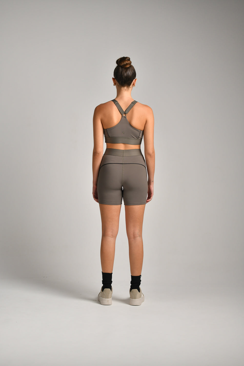 גוזייה עם סרט פספוס בתפרי פרי בצבע אפור