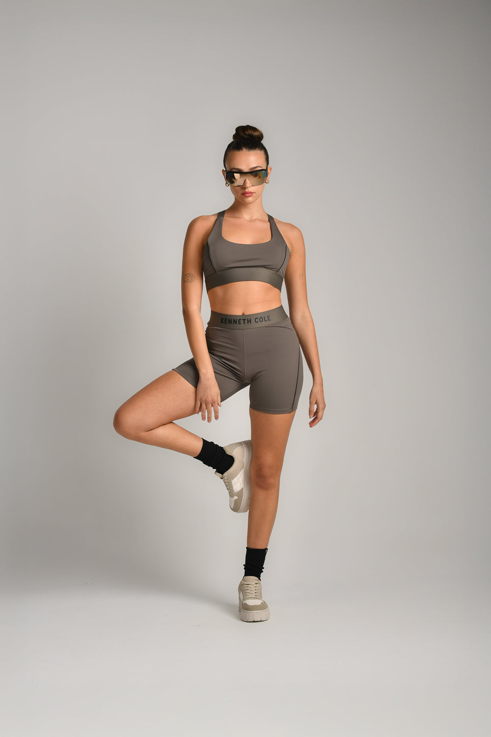 גוזייה עם סרט פספוס בתפרי פרי בצבע אפור