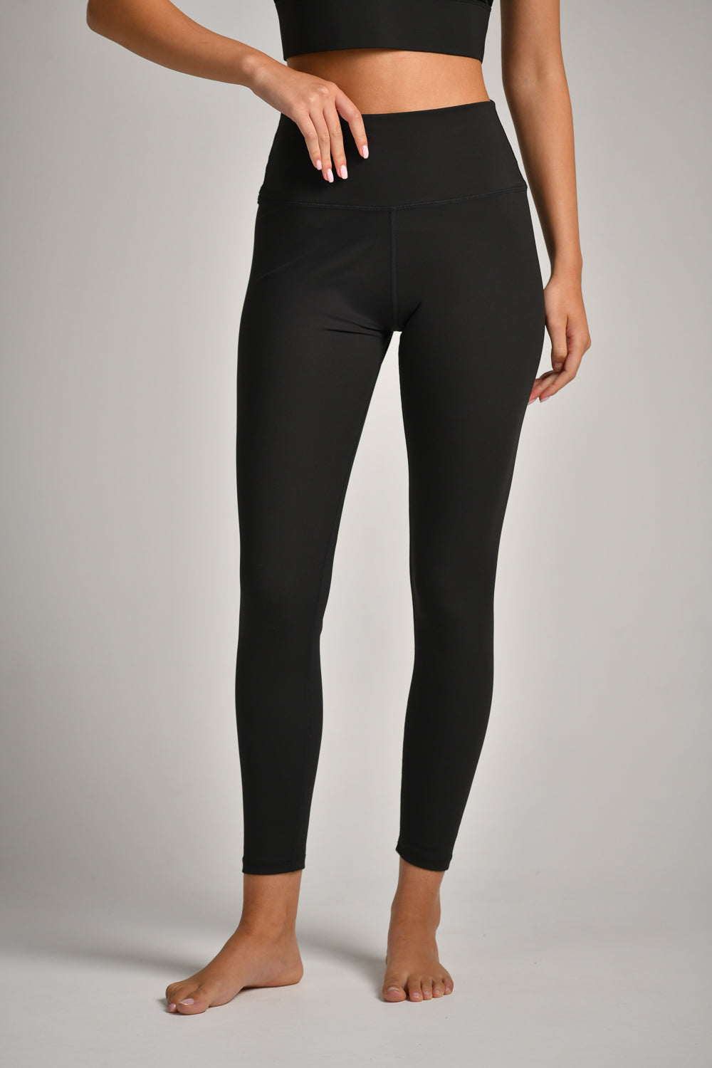 טייץ ספורט בגזרה גבוהה בצבע שחור