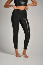 טייץ ספורט מבד מבריק