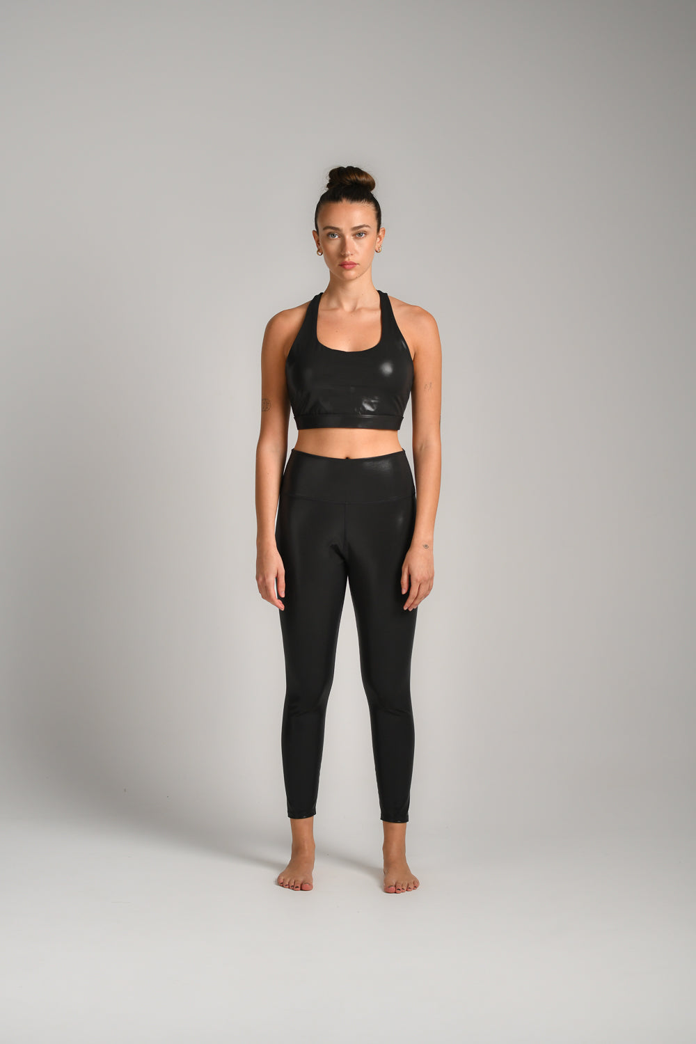 גוזיית ספורט כפתיות מוצלבות בד מבריק