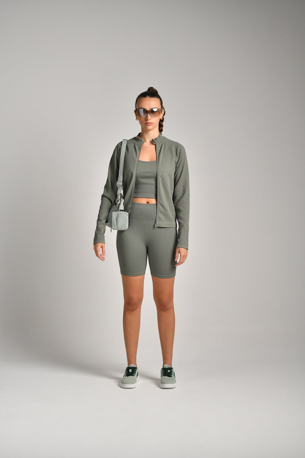 ג'קט ספורט ארוך סימלס רוכסן מלא בצבע ירוק זית