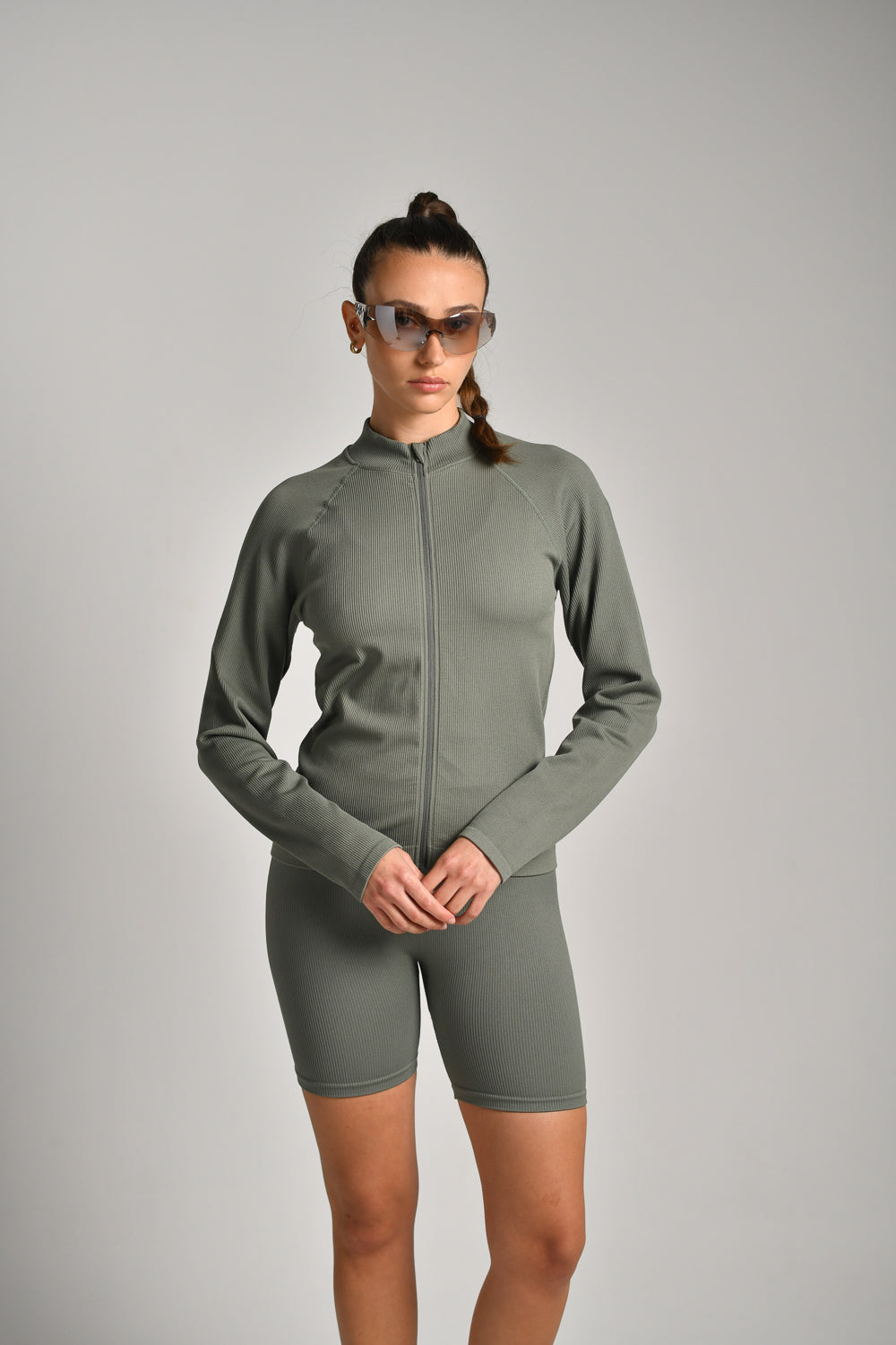 ג'קט ספורט ארוך סימלס רוכסן מלא בצבע ירוק זית