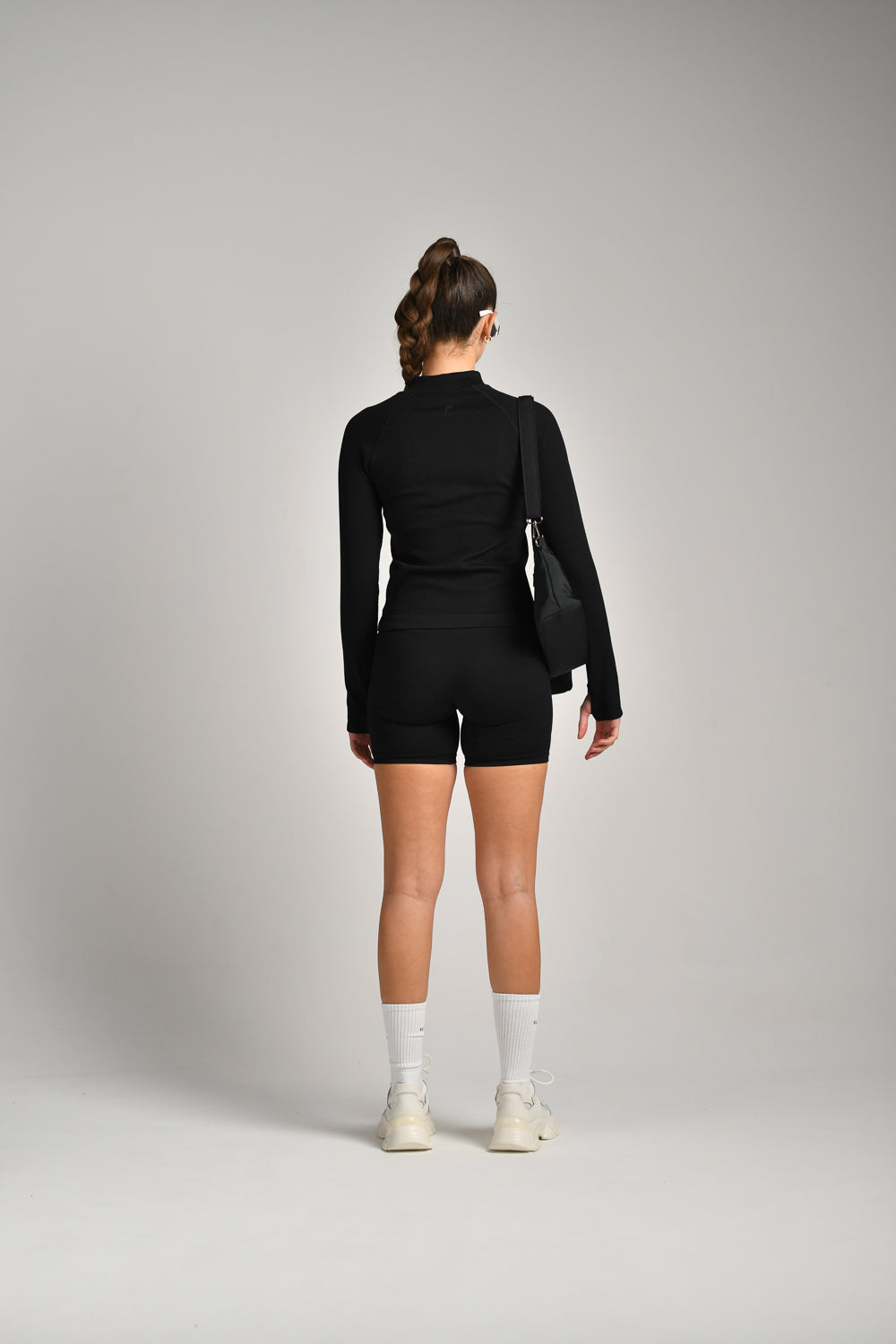 ג'קט ספורט ארוך סימלס רוכסן מלא בצבע שחור