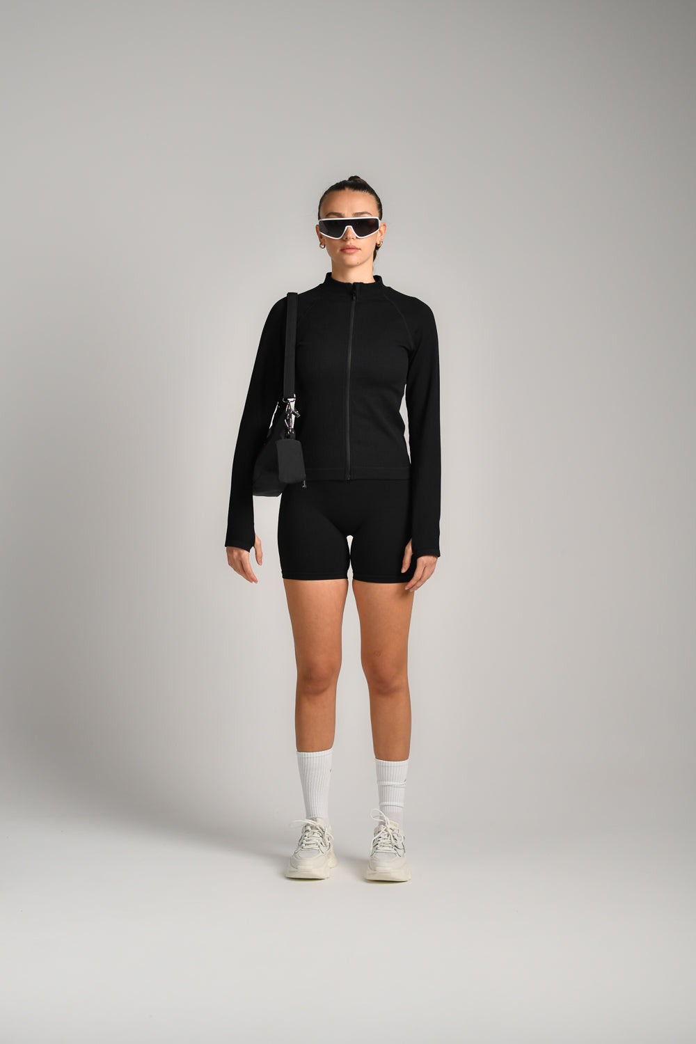 ג'קט ספורט ארוך סימלס רוכסן מלא בצבע שחור