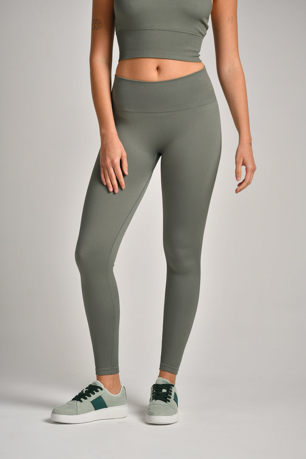 טייץ ספורט ריב סימלס בצבע ירוק זית