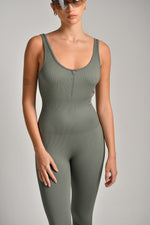 אוברול צמוד חצי רוכסן מבד ריב לנשים