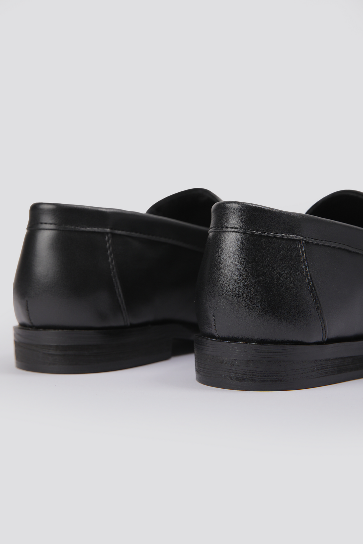 נעלי מוקסין לנשים בצבע שחור