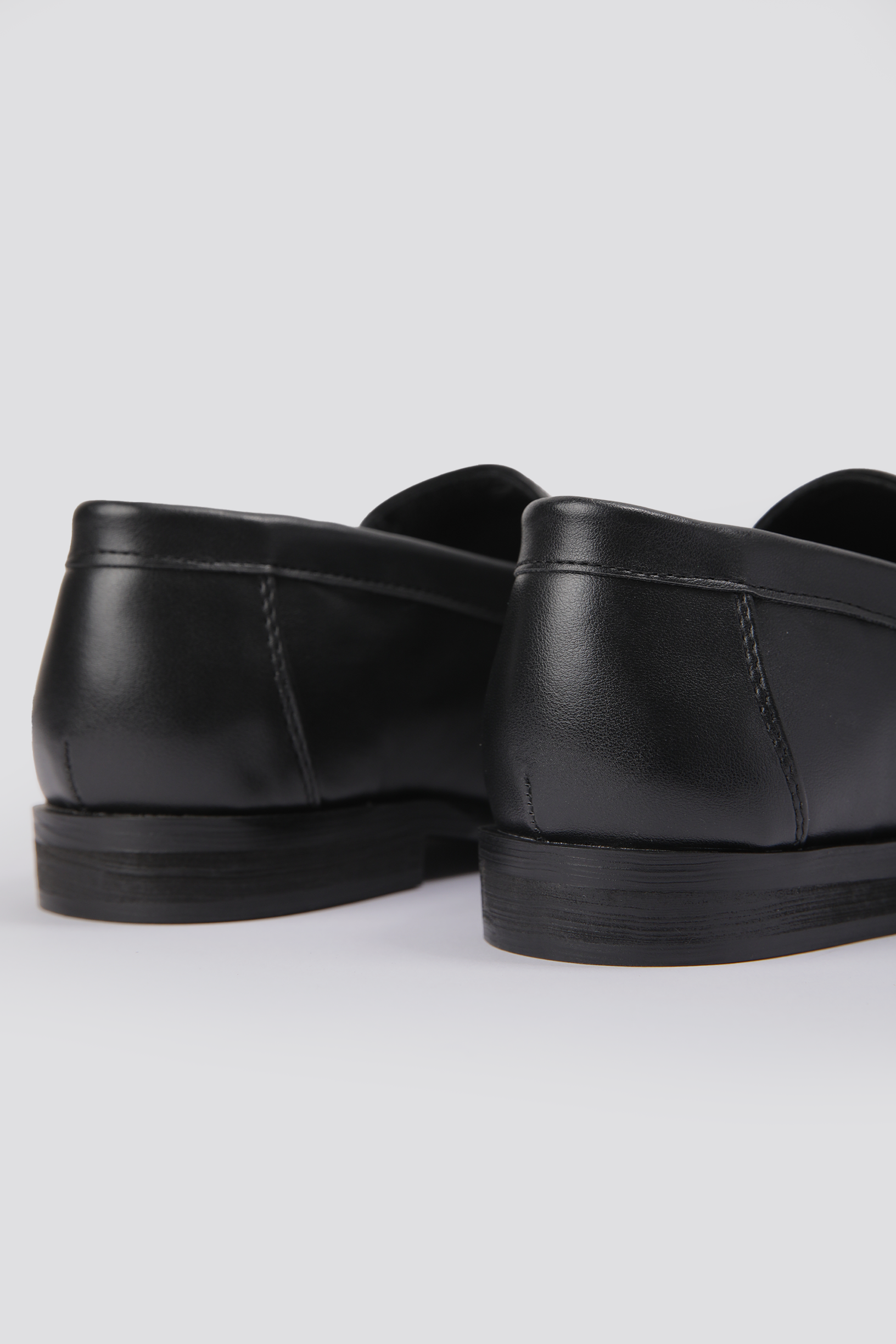 נעלי מוקסין לנשים בצבע שחור