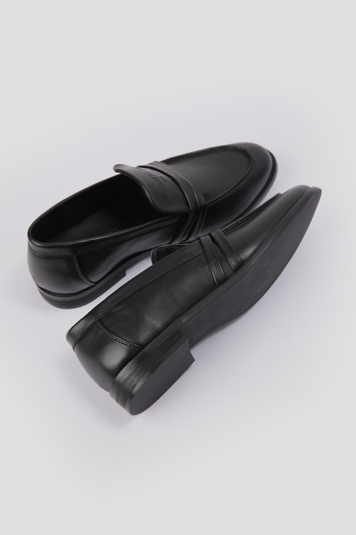 נעלי מוקסין לנשים בצבע שחור