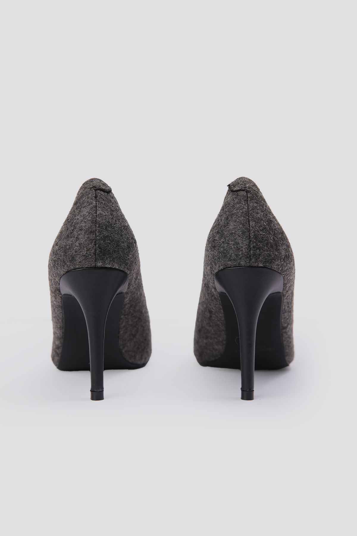 נעלי עקב סטילטו בצבע אפור כהה