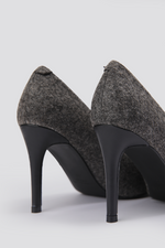 נעלי עקב סטילטו בצבע אפור כהה