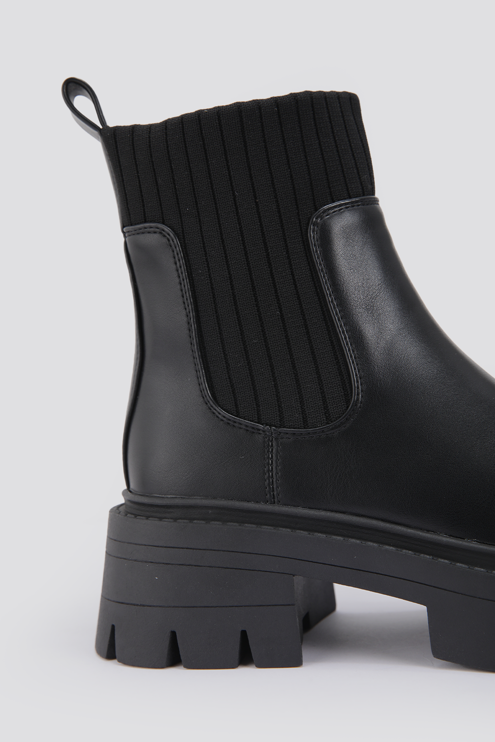 מגפונים דמוי עור בצבע שחור