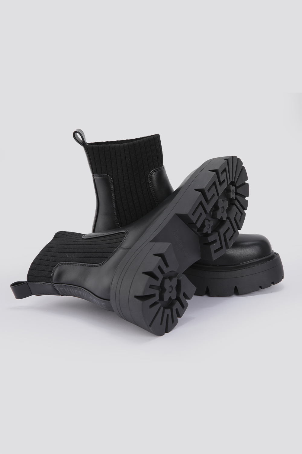 מגפונים דמוי עור בצבע שחור