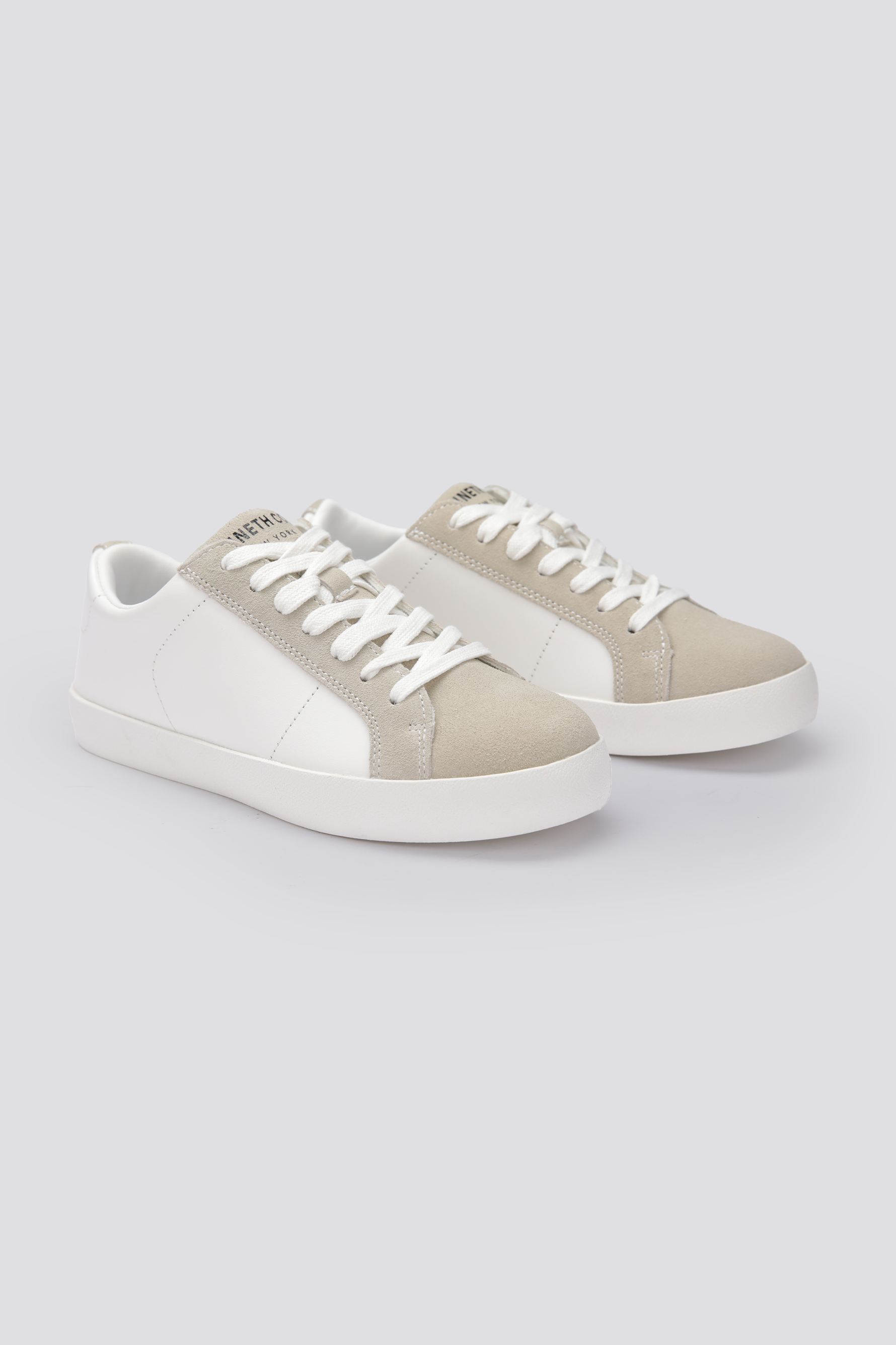 סניקרס מעור לנשים בצבע לבן/בז'