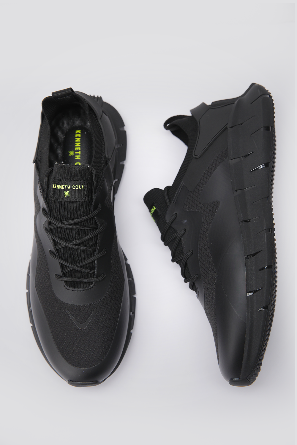 נעלי ספורט בצבע שחור עם דיטיילס ניאון