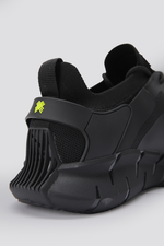 נעלי ספורט בצבע שחור עם דיטיילס ניאון