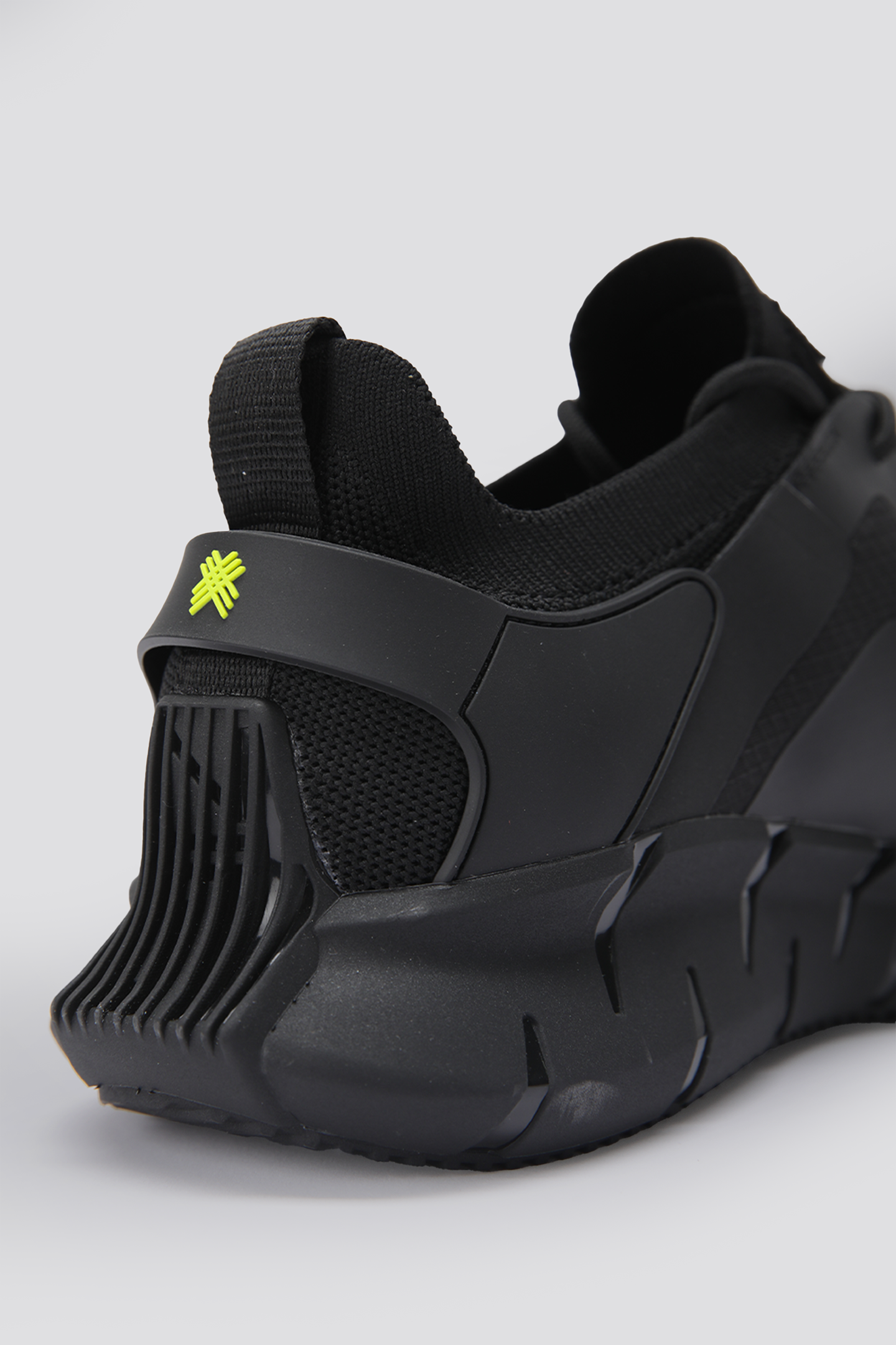 נעלי ספורט בצבע שחור עם דיטיילס ניאון