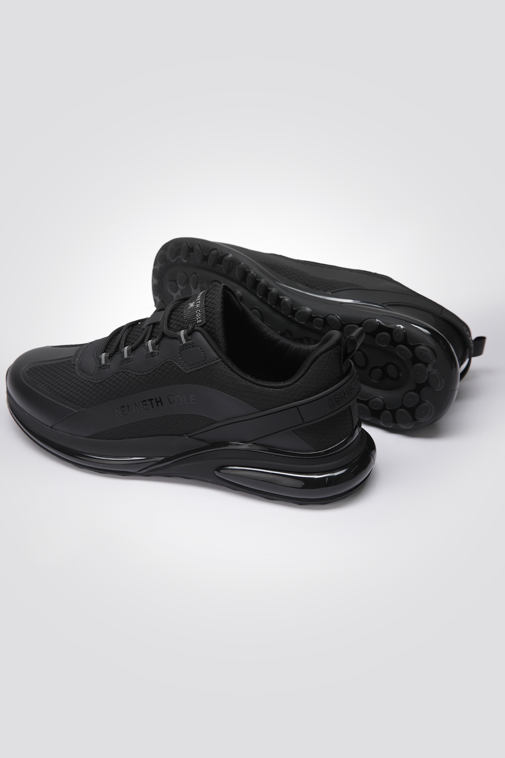 נעלי ספורט בצבע שחור