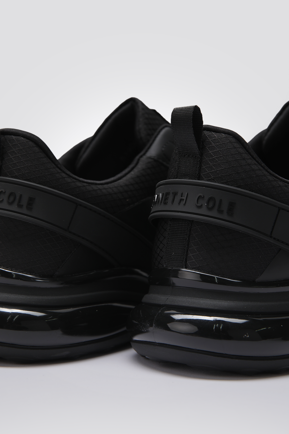 נעלי ספורט בצבע שחור