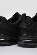 נעלי ספורט בצבע שחור