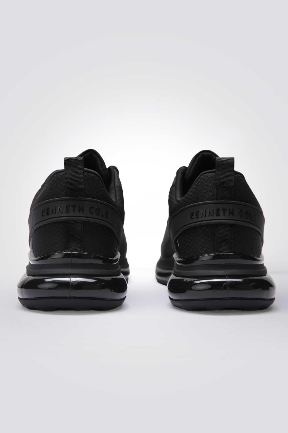 נעלי ספורט בצבע שחור