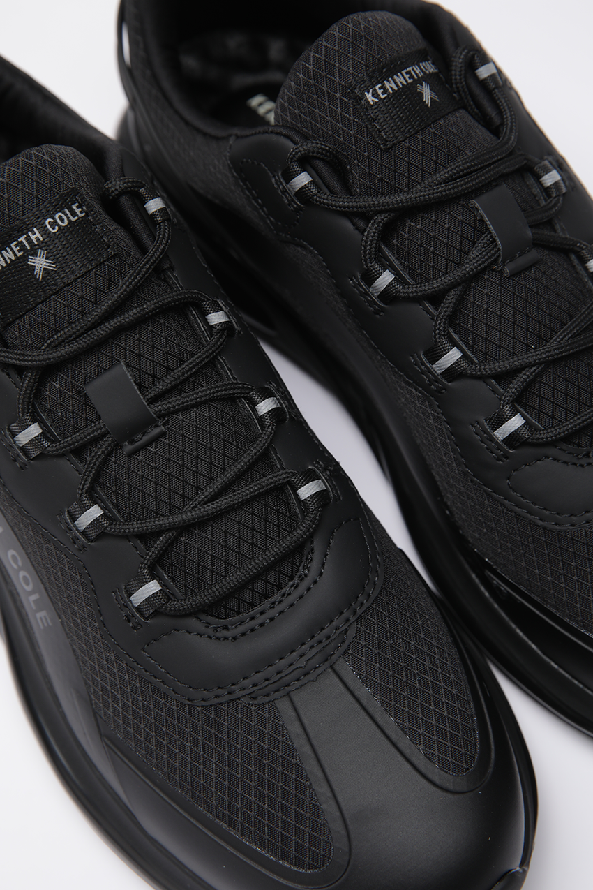 נעלי ספורט בצבע שחור