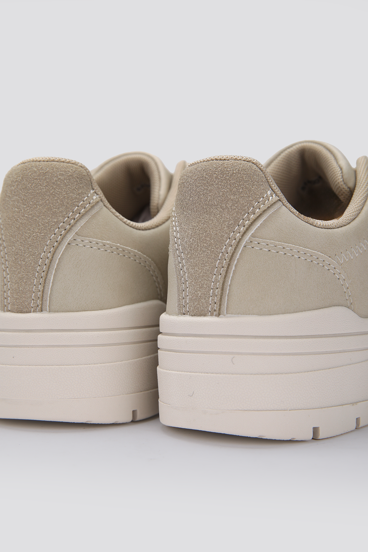 סניקרס סוליה גבוהה לנשים בצבע בז'