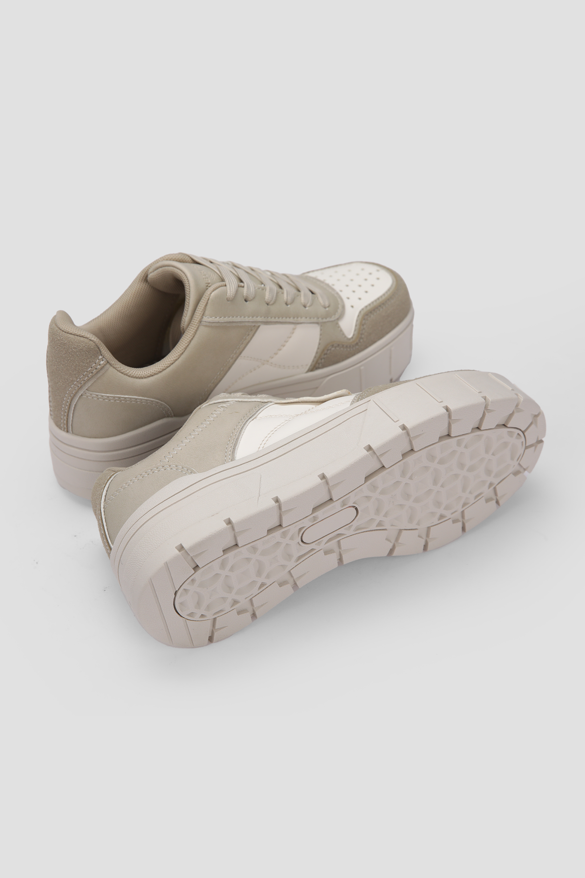 סניקרס סוליה גבוהה לנשים בצבע בז'