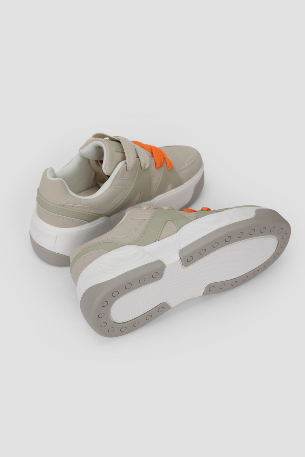 סניקרס לנשים בצבע אפור