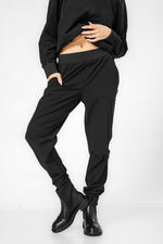 מכנסי ניילון ארוכים בצבע שחור