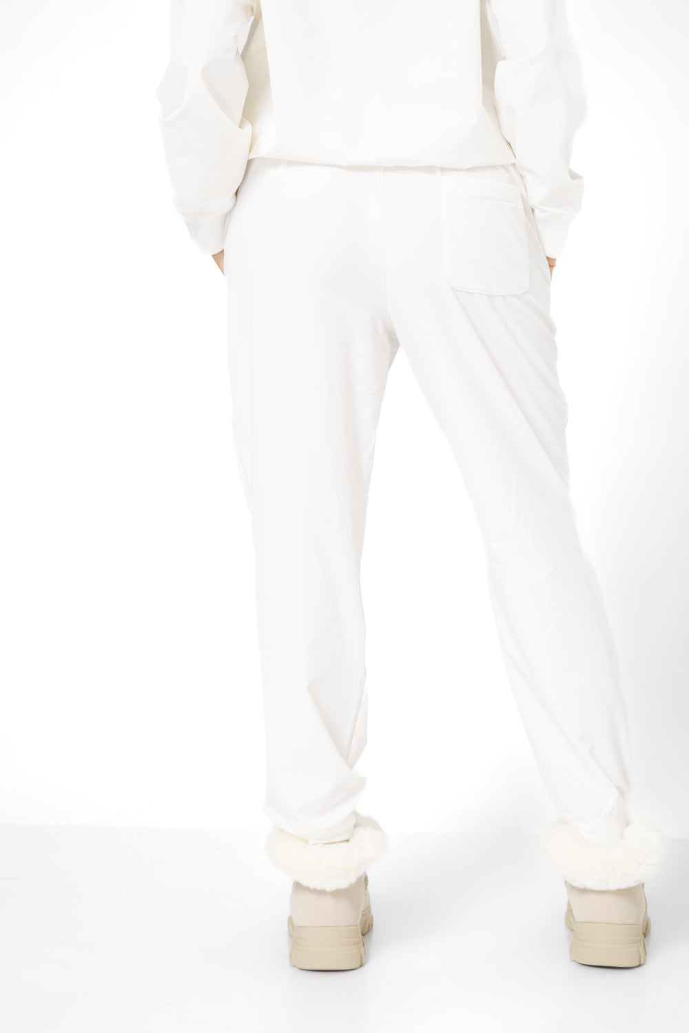 מכנסי ניילון ארוכים בצבע קרם