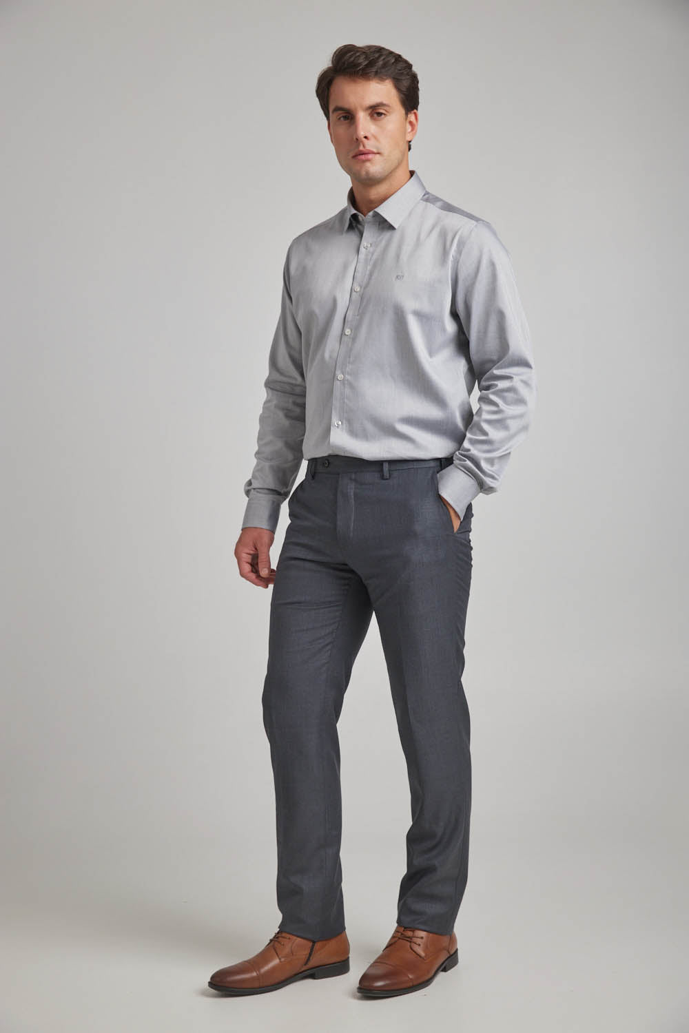 מכנסיים מחויטים בצבע אפור